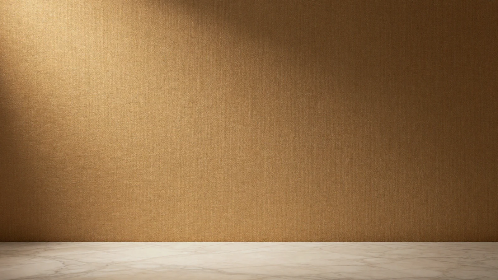 Luz cálida dorada sobre lienzo texturizado y seda neutra, ambiente editorial de fotorrejuvenecimiento facial.