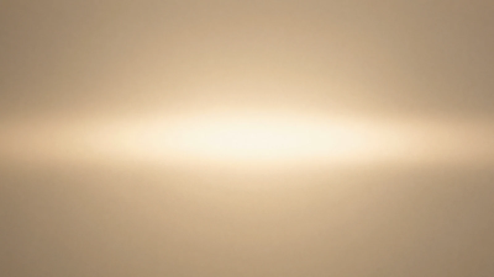 Haz de luz suave difuminado sobre superficie de mármol claro, metáfora de IPL facial sin dispositivos visibles.