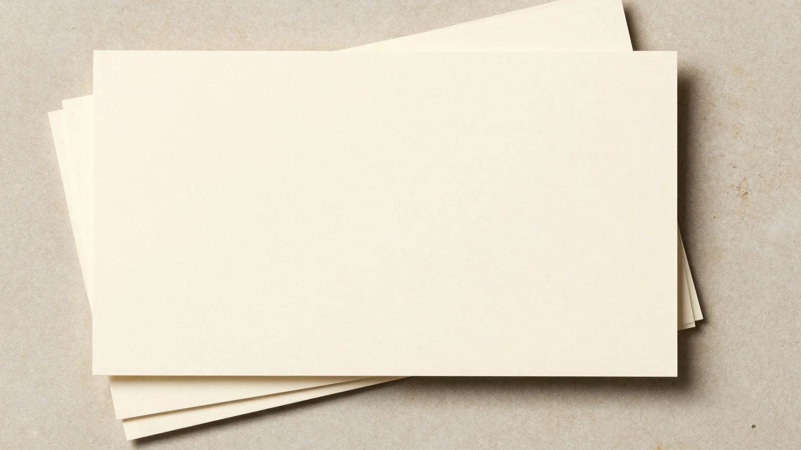 Tarjetas en blanco y texturas neutras cálidas para planificación de presupuesto sin cifras.